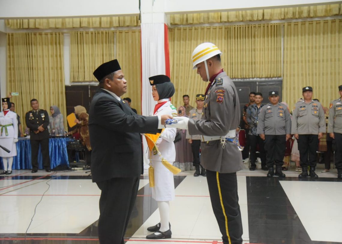 Kukuhkan 34 Paskibraka Tingkat Padang Pariaman, Suhatri Bur Tegaskan Tetap Kenakan Hijab