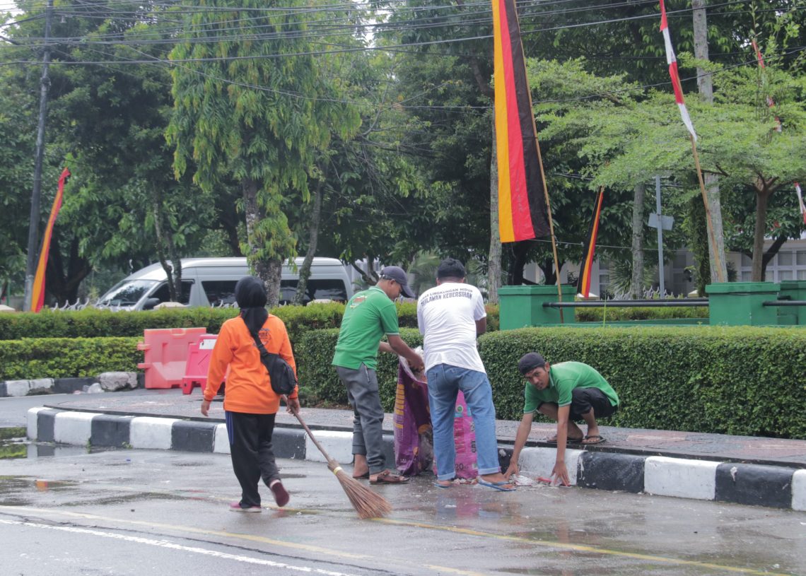 Usai Pawai Alegoris Pasukan K3 Bergerak Cepat Bersihkan Pusat Kota