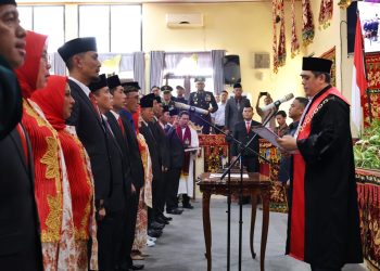 Penjabat Bupati Lambar Hadiri Pelantikan 35 Anggota DPRD Lambar Periode 2024-2029