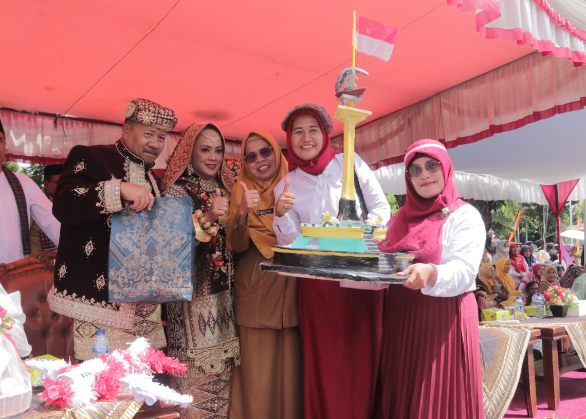 Miniatur Tugu Harimau Karya Zuwirman dalam Pawai Alegoris, Dipersembahkan untuk Bupati Agam