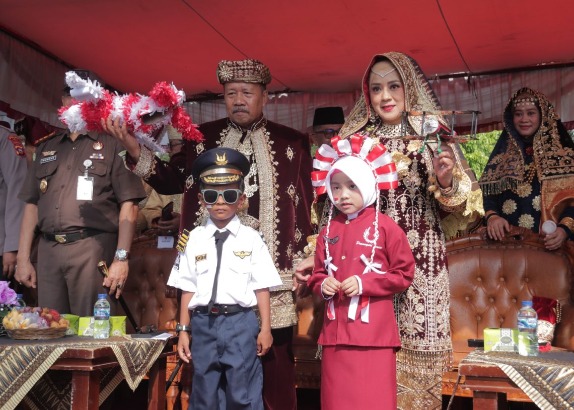Bupati Agam dan Ketua TP PKK Hadiri Pawai Alegoris dengan Busana Adat Koto Gadang