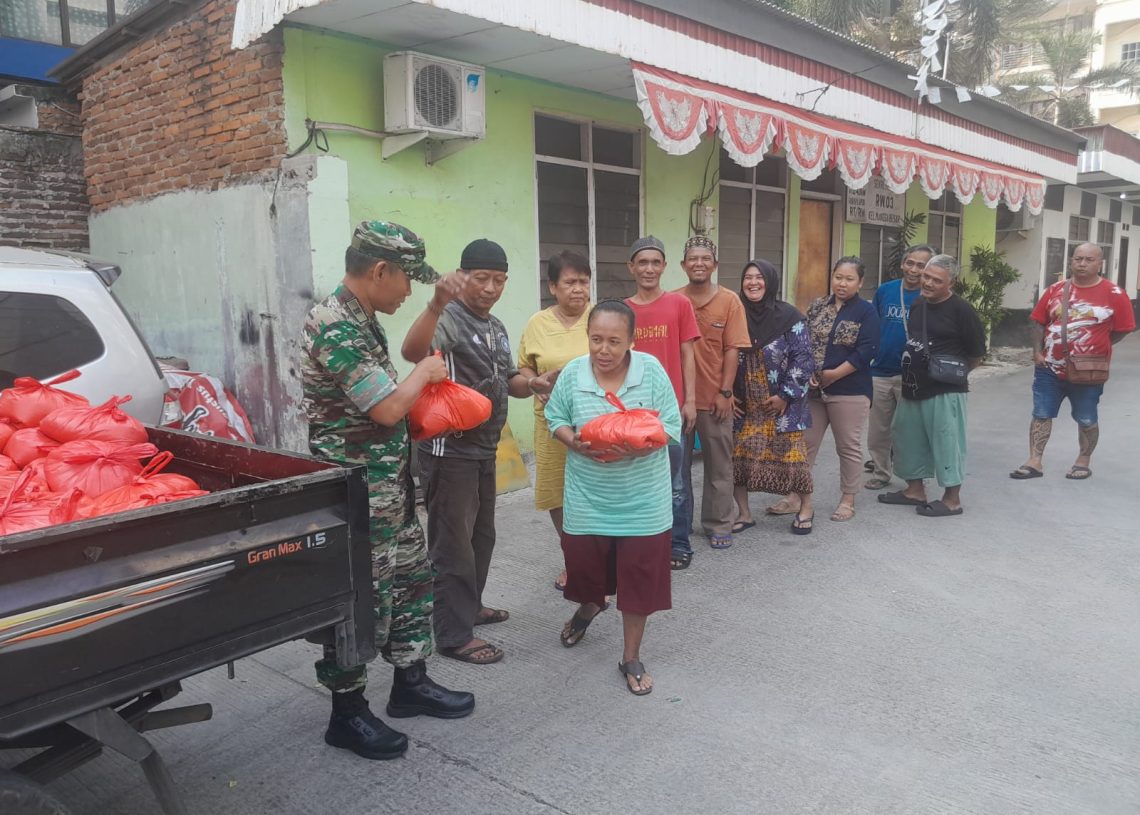 Jumat Berkah, Bersama Koramil 01/Tamansari Wihara Avalokiteswara Bagikan Beras