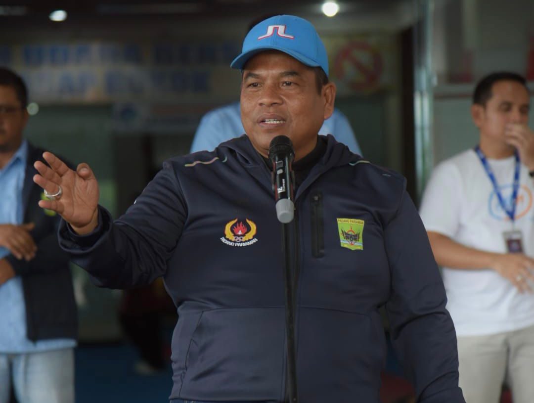 Gerak Cepat Suhatri Bur Kerahkan Pasukan Bersihkan Material Pohon Tumbang yang Dihantam Hujan Badai