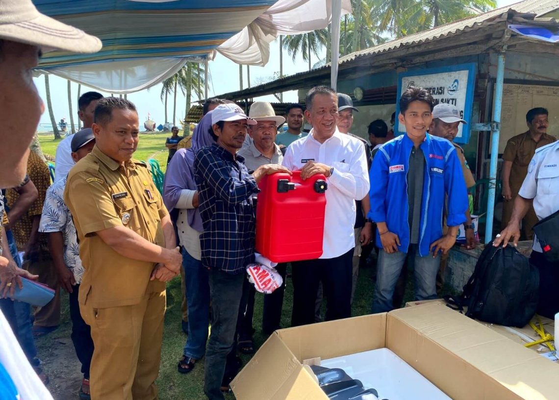 Bupati RA Salurkan Bantuan Mesin dan Cool Box kepada 47 Kelompok Nelayan
