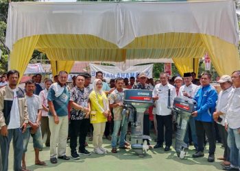 Dua Kelompok Nelayan di Kecamatan Sutera Terima Bantuan Mesin dari Bupati RA