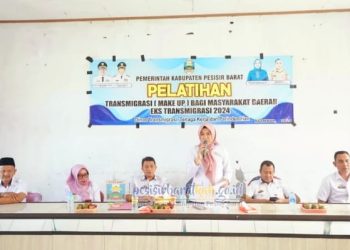 Wakili Bupati Agus Istiqlal, Staf Ahli Bupati Buka Pelatihan pada Warga Eks Transmigrasi