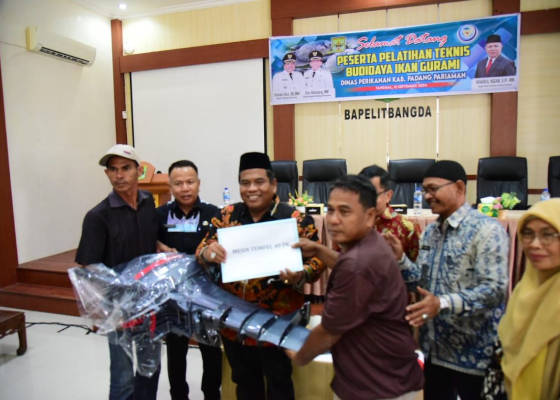 Suhatri Bur Berikan Perhatian Khusus kepada Nelayan, 8 Unit Mesin Tempel Diserahkan