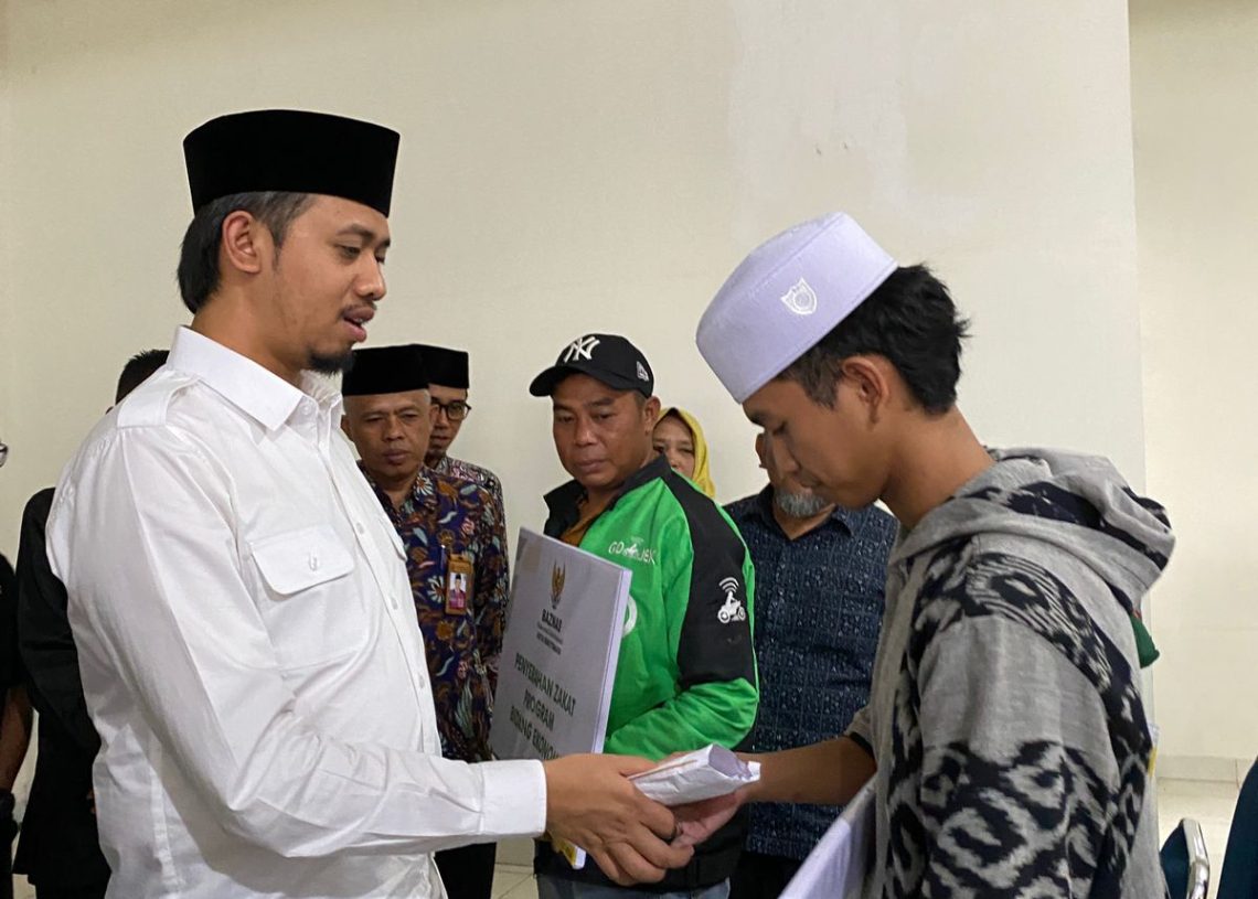 Wako Serahkan Dana Zakat Baznas bagi 196 Mustahik Bukittinggi