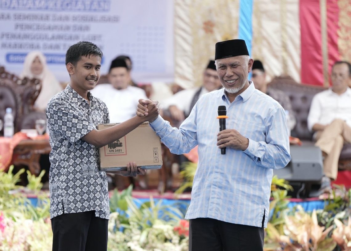 Peserta Seminar Kaget, Mahyeldi Bagikan Laptop di SMAN 1 Solok