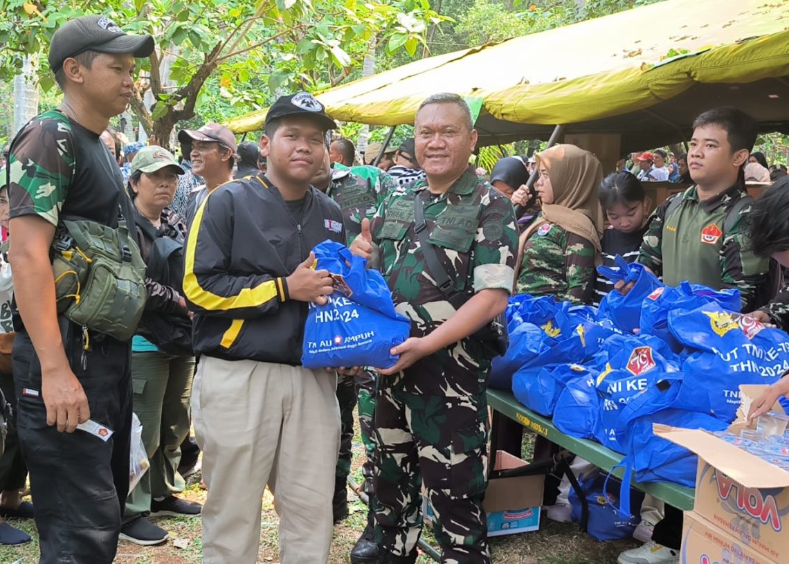 Meriahkan HUT ke-79 TNI, Kodim 0503/JB Bagikan Sembako Warga Jakbar
