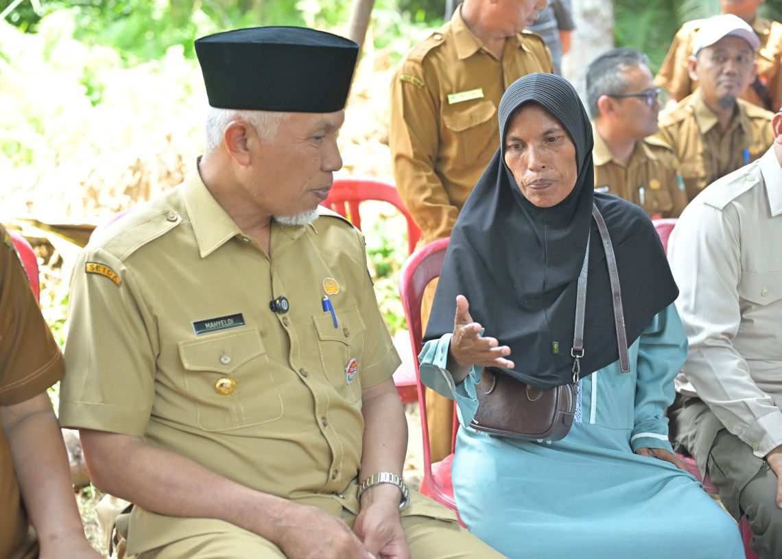 Gubernur Mahyeldi Antar Santunan Rp42 Juta dan akan Fasilitasi Pendidikan Adik-adik Almarhumah Nia