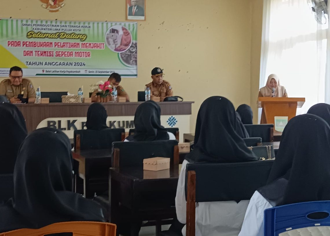 Buka Pelatihan Menjahit dan Teknisi Motor, Kadis Disperinaker 50 Kota Harap Lahirkan Wirausaha Baru