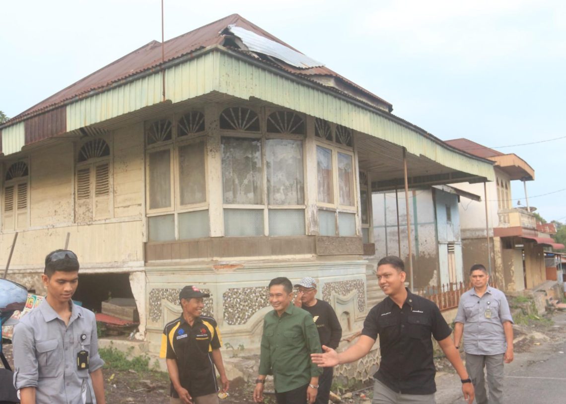Pulang ke Batusangkar, Ekos Albar Ziarah ke Makam Ayah