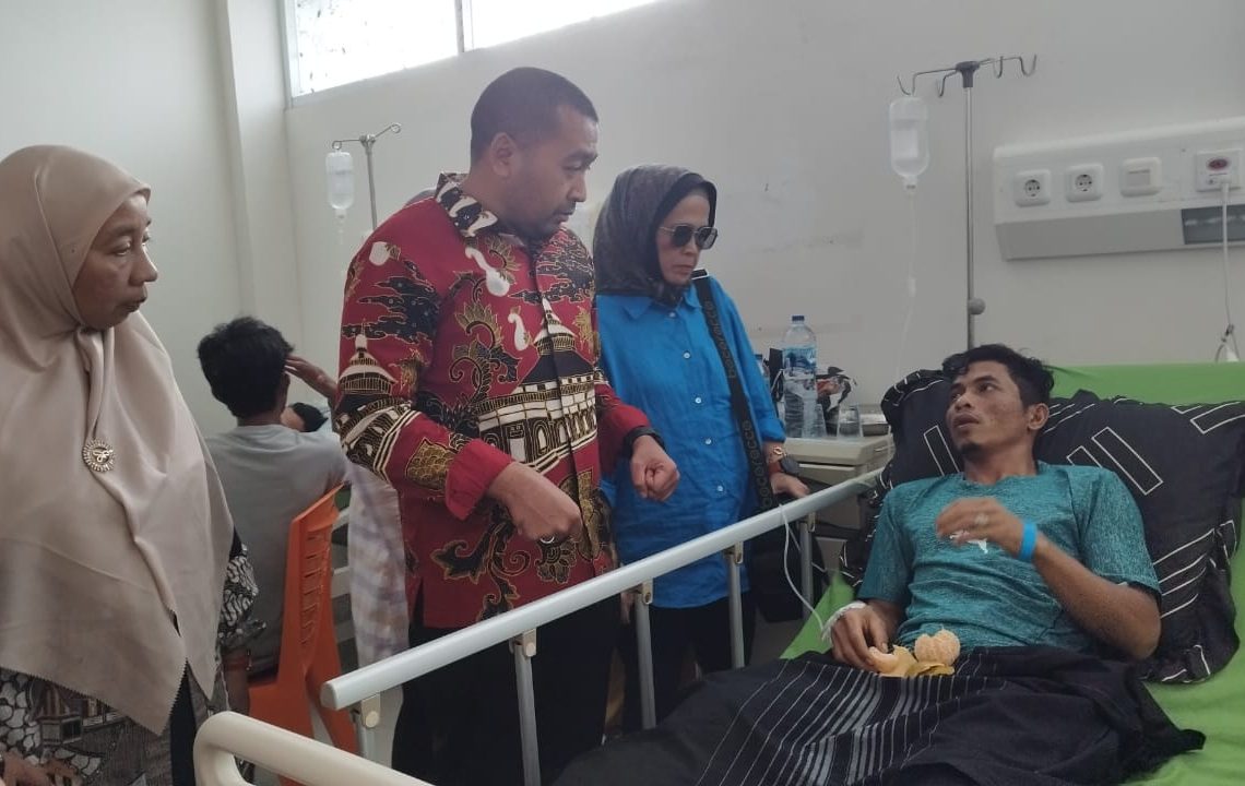 Besuk Korban Longsoran Tambang Ilegal Sungai Abu, Plt Gubernur Audy Serahkan Bantuan