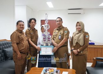 Serahkan Piala Pidato Bahasa Lampung, Sekda Minta Peran Sekolah untuk Aktif Lestarikan Budaya Lampung