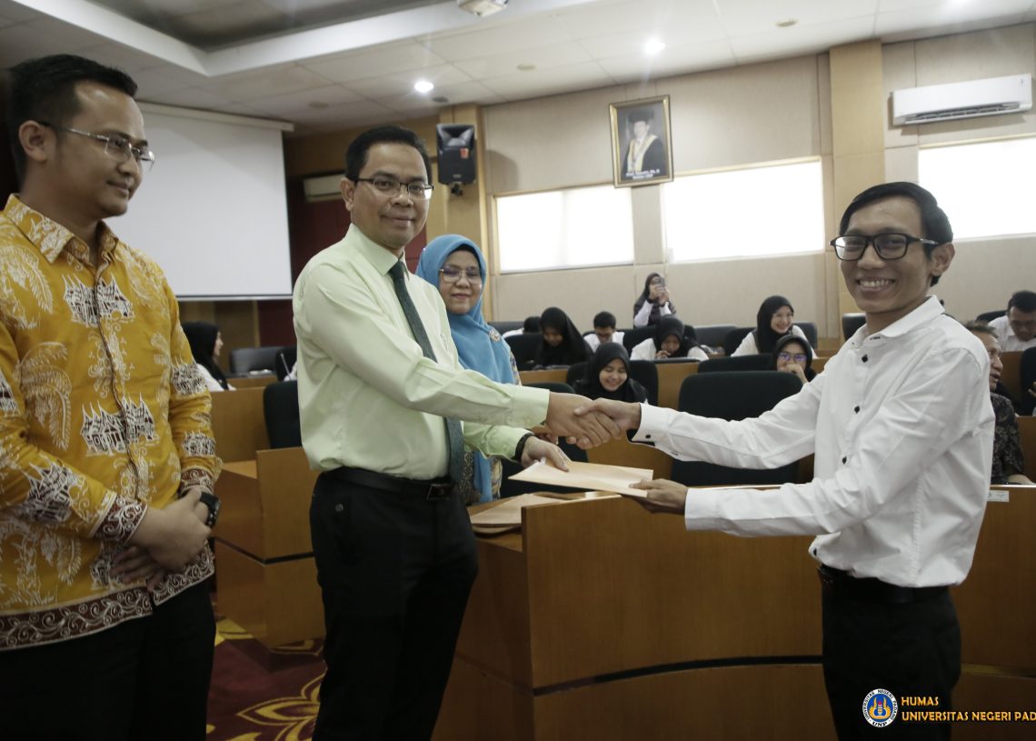 UNP Serahkan 150 SK CPNS dan PPPK, Rektor Dorong Peningkatan Kompetensi dan Pendidikan Dosen