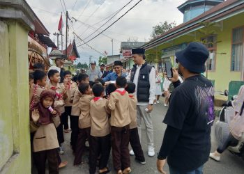 Blusukan di Ladang Cakiah, Cawako Erman Safar Diserbu Murid SD Minta Bersalaman