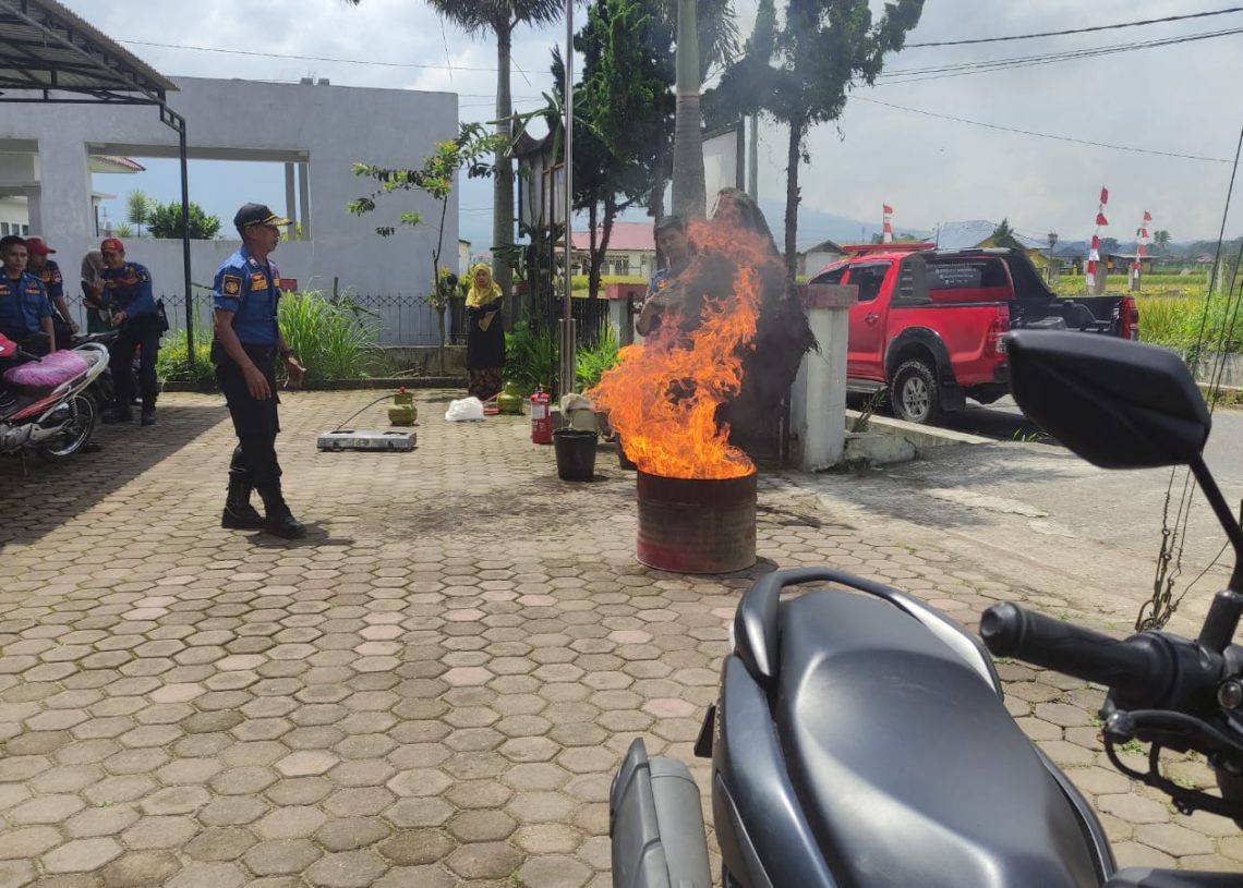 DPKP Kota Bukittinggi Berikan Pelatihan Pemadaman Kebakaran di Kelurahan Koto Selayan