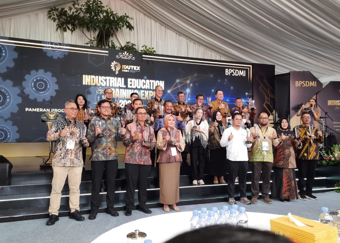 Dinas Tenaga Kerja dan Perindustrian Kota Payakumbuh Raih Penghargaan Bergensi