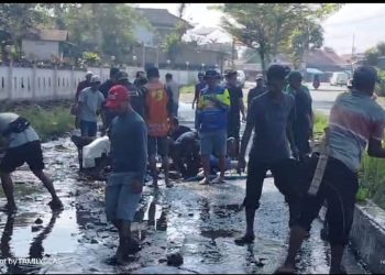 Cegah Telan Korban, Masyarakat Pemuka Raya Sukau Bakti Sosial Perbaiki Jalan