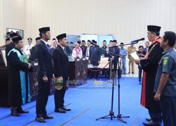Muhammad Emir Lil Ardi Resmi Diambil Sumpah Janji sebagai Ketua DPRD Pesibar Periode 2024-2029