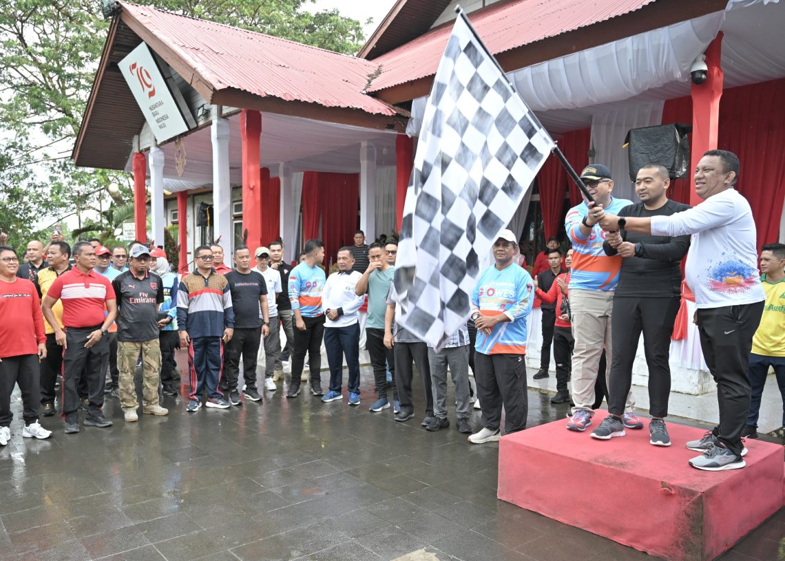 Plt Gubernur Sumbar Audy Joinaldy Lepas Ribuan Peserta Iven Jalan Sehat di Mentawai