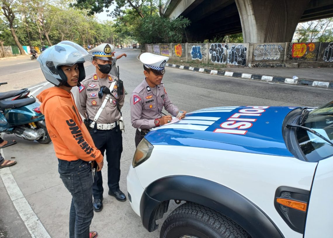 Kanit Lantas Cilincing Pimpin Operasi Zebra Jaya 2024, Berikan Teguran dan Sanksi Tilang Etle
