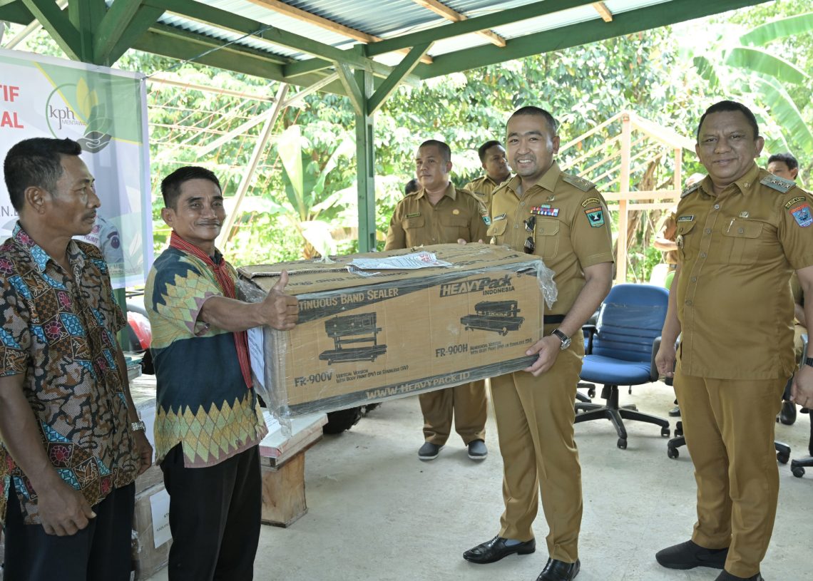Plt Gubernur Audy Joinaldy Salurkan Alat Ekonomi Produktif untuk Masyarakat di Kabupaten Mentawai