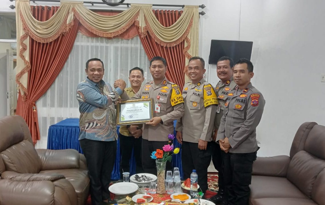Resmi Tempati Rumah Dinas, Ketua DPRD Aprinaldi Apresiasi Kapolres Ahmad Faisol dengan Penghargaan