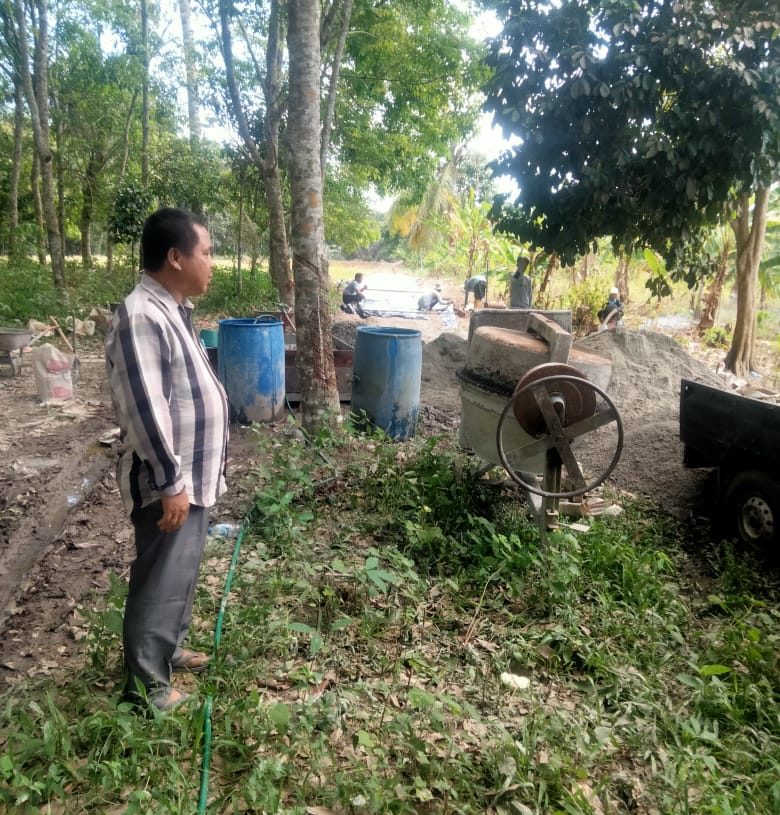 Pagi Buta Kades Ini Berada di Lokasi Proyek, Lakukan Pengawasan Langsung Bangun Jalan Desa