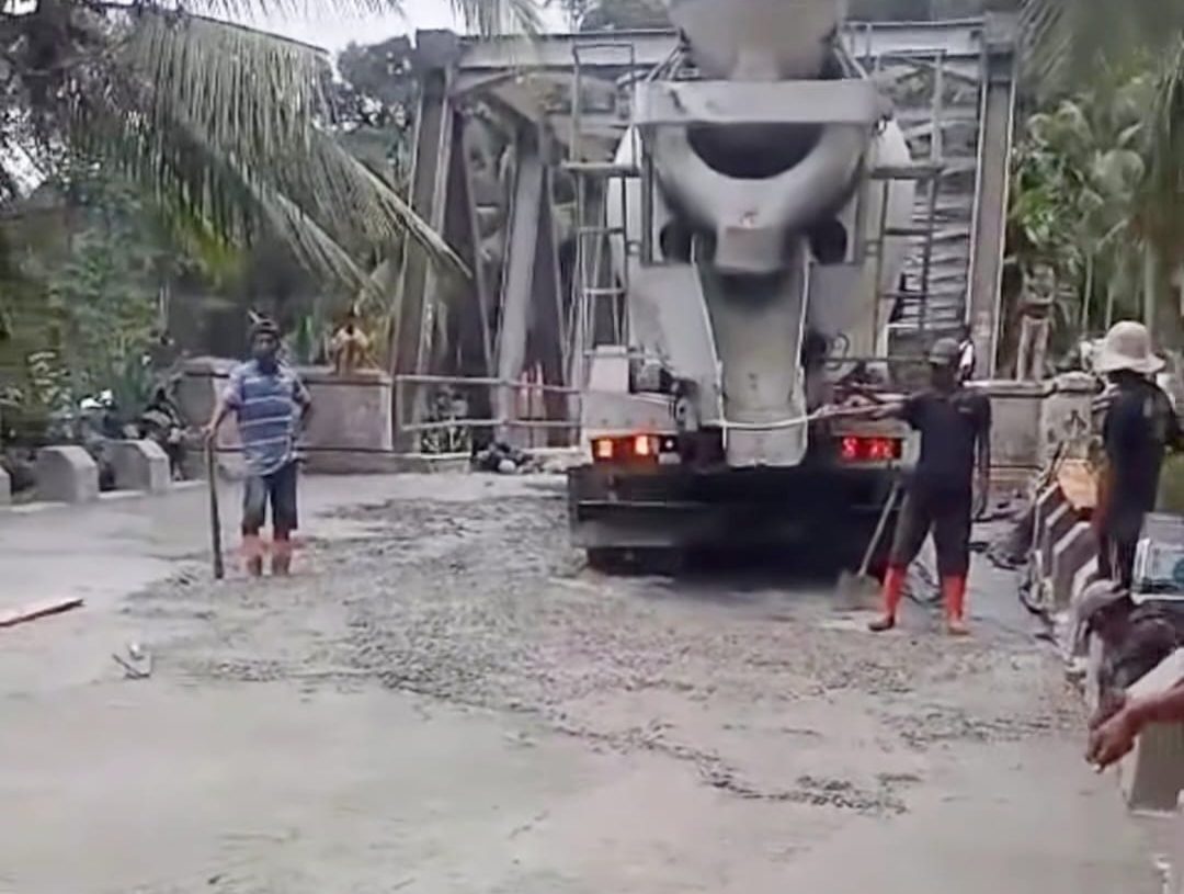 Dinas PUTR Pessel Lakukan Perbaikan Jembatan Lubuk Nyiur