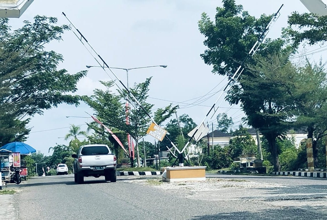 Baru Dibangun, Portal Gerbang Kantor Bupati Sarolangun Dikeluhkan Mengganggu Pengendara