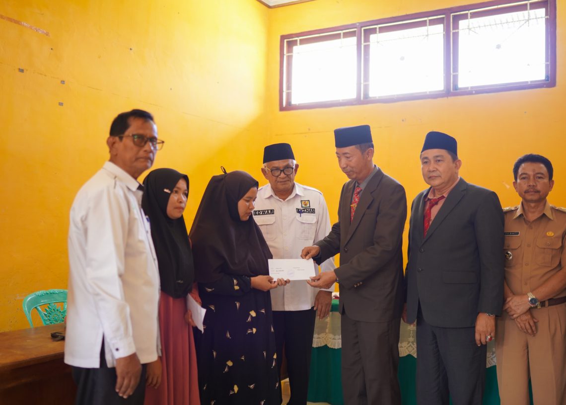 Pemkab Solok Berikan Santunan pada Keluarga Korban Longsor Tambang Sungai Abu