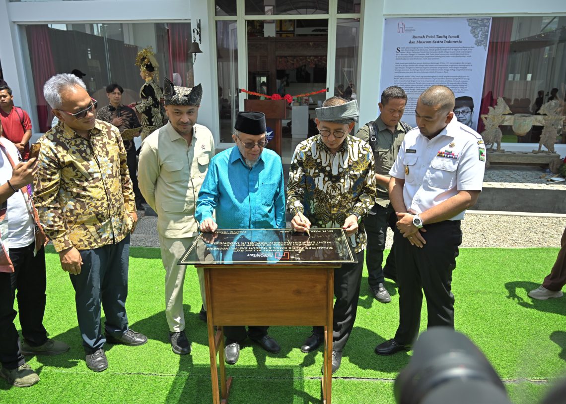 Plt Gubernur Sumbar Audy Joinaldy Dampingi Menbud Fadli Zon Resmikan Museum Sastra Indonesia