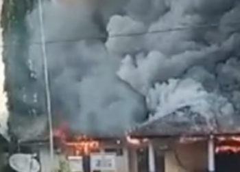 Gerak Cepat Damkar Oku Timur Padamkan Sijago Merah Hanguskan Kantor Camat BP Peliung