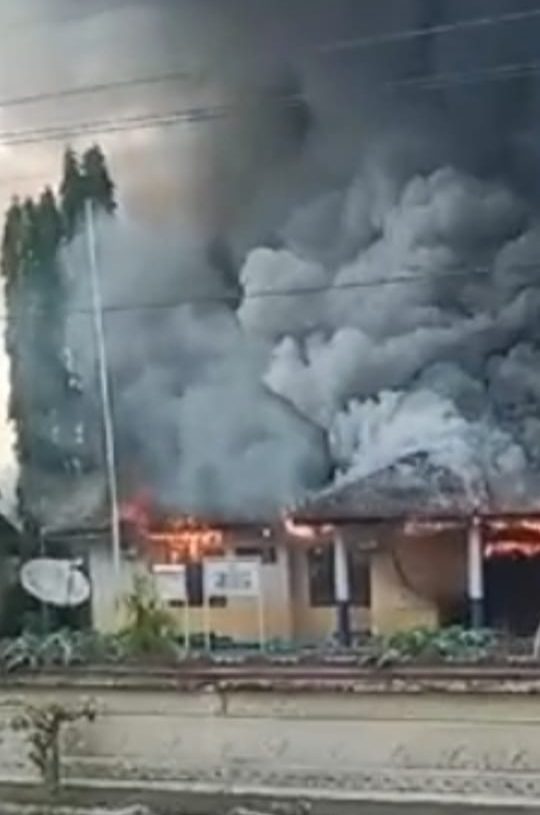 Gerak Cepat Damkar Oku Timur Padamkan Sijago Merah Hanguskan Kantor Camat BP Peliung
