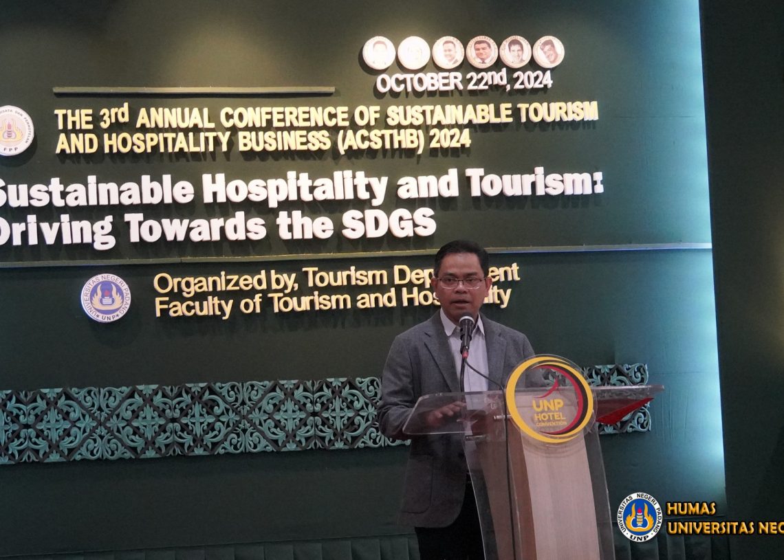 Rektor UNP Resmi Membuka Konferensi ACSTHB 2024, Hadirkan Pembicara dari Empat Negara