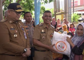 Pj Wako Padang Serahkan Bantuan Pangan, Kurangi Beban Ekonomi dan Tekan Stunting