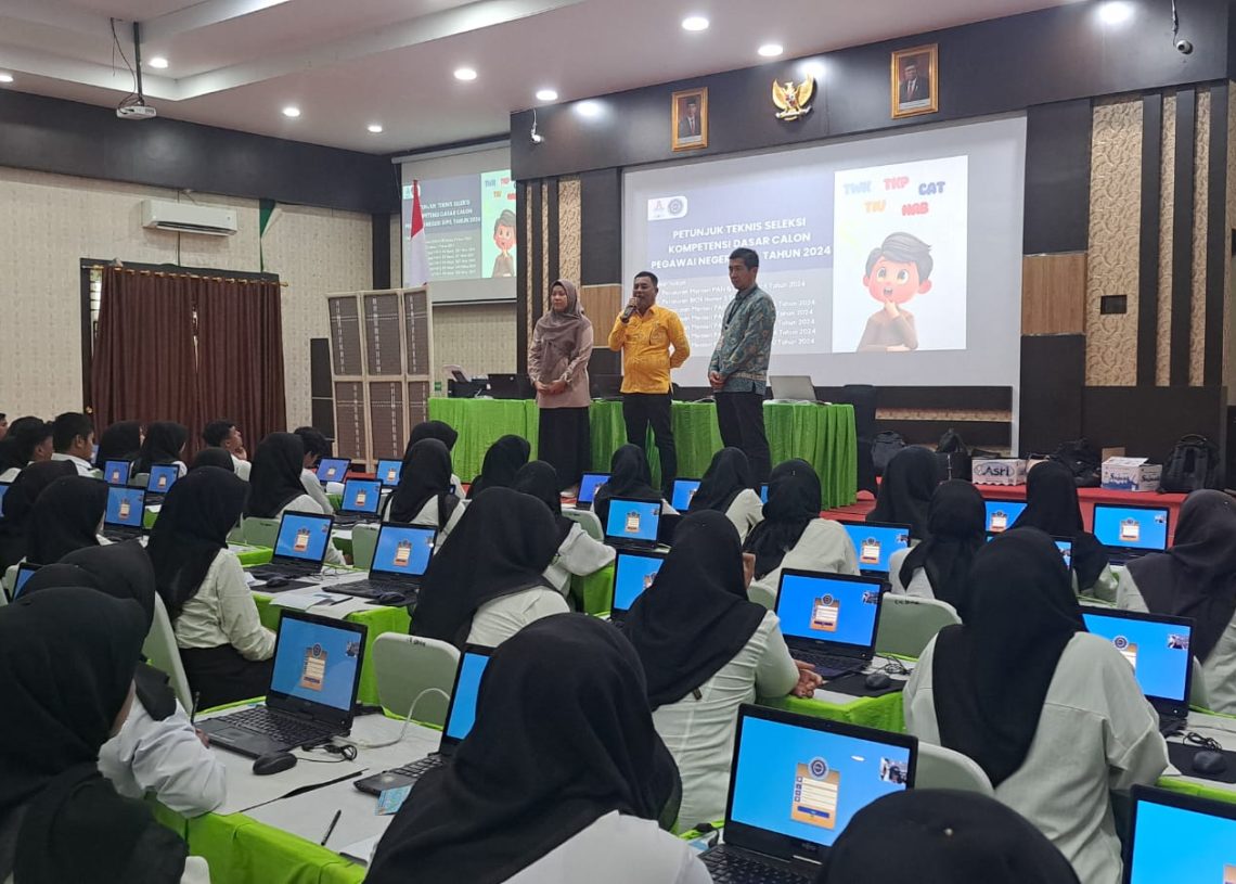 Wujudkan Impian Jadi Abdi Negara, Pjs Bupati Era Sukma Motivasi Peserta Tes CPNS Asal Pesisir Selatan