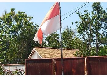 Parah! Bendera Merah Putih Lusuh, Robek dan Tak Utuh Ditemukan Masih Berkibar di Kantor Desa Pendagan