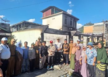 Tinjau Pasca Kebakaran Pasar Kumpulan, Pjs Bupati Edi Dharma Serahkan Bantuan