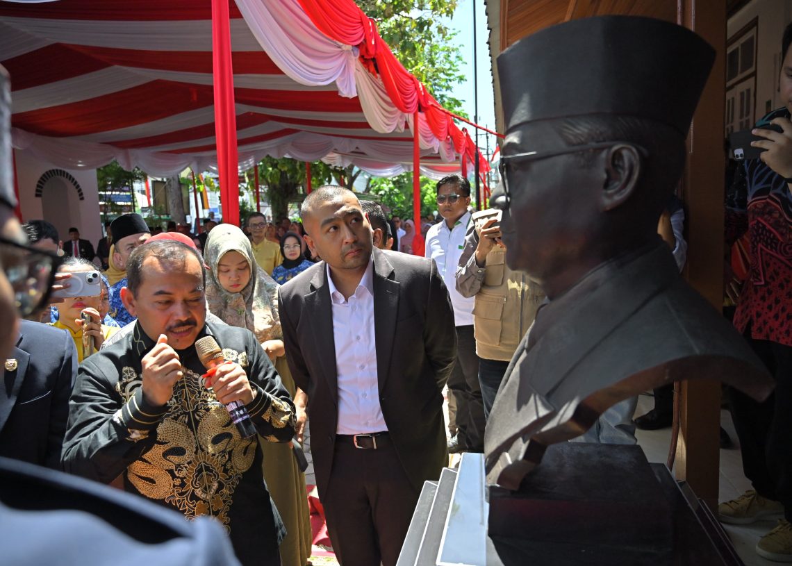 Patung Bung Hatta di SMPN 1 Padang Diresmikan Plt Gubernur Audy