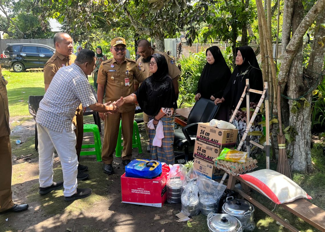 Pj Wako Payakumbuh Serahkan Bantuan Kebutuhan Pokok Korban Kebakaran
