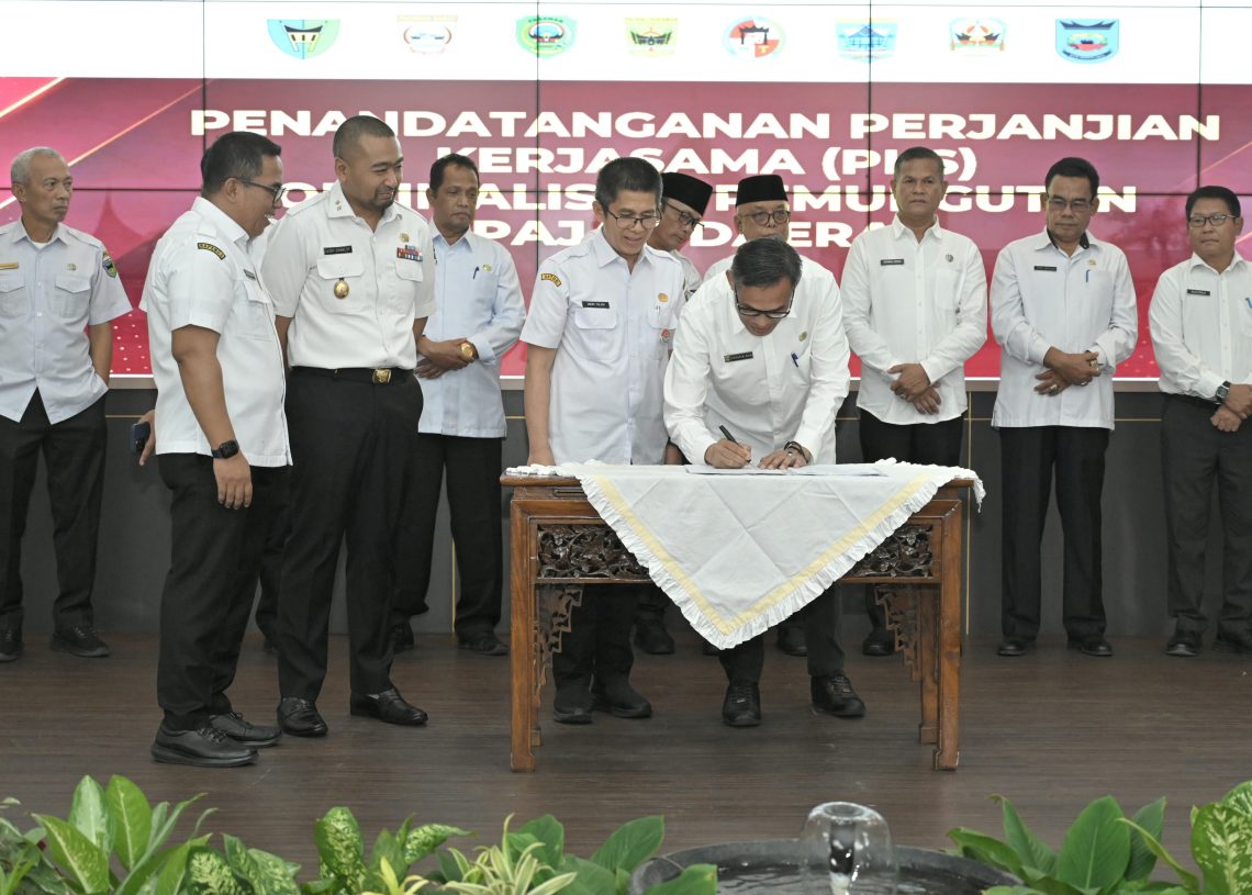 Pertama di Indonesia, Plt Gubernur Audy Serahkan KTA Pramuka Multifungsi Hasil Kerja Sama dengan Bank Mandiri
