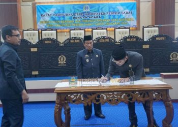 Setelah Melalui Pembahasan yang Cukup Alot, Akhirnya Ranperda APBD Pesibar TA 2025 Ditandatangani