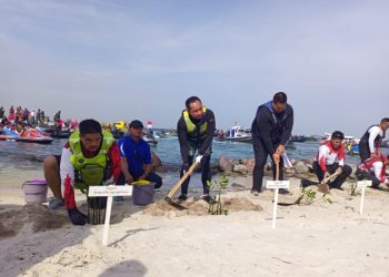 Dalam Rangkaian HUT TNI ke 79, Panglima TNI Berikan Bansos Warga di Pulau Untung Jawa