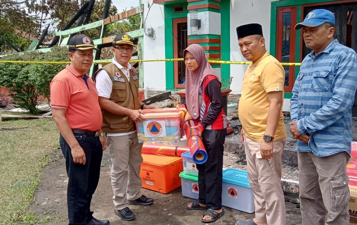 Rida Ananda Serahkan Bantuan ke Keluarga Marimon Korban Kebakaran Rumah Gadang