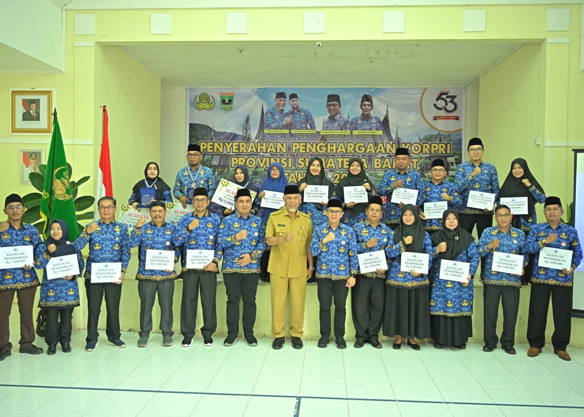 Gubernur Mahyeldi Serahkan Penghargaan dan Bonus bagi Anggota Korpri Sumbar Berprestasi