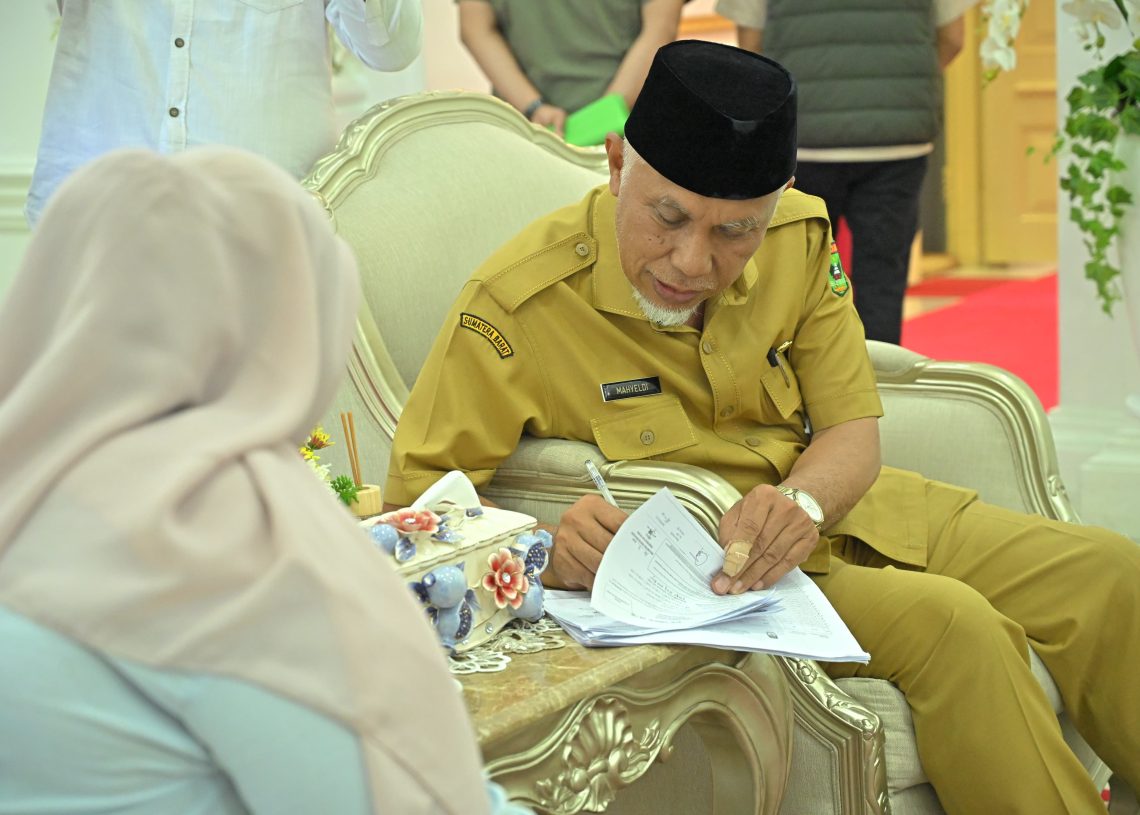 Gubernur Mahyeldi Mencoblos di TPS 005 Kelurahan Jati Baru