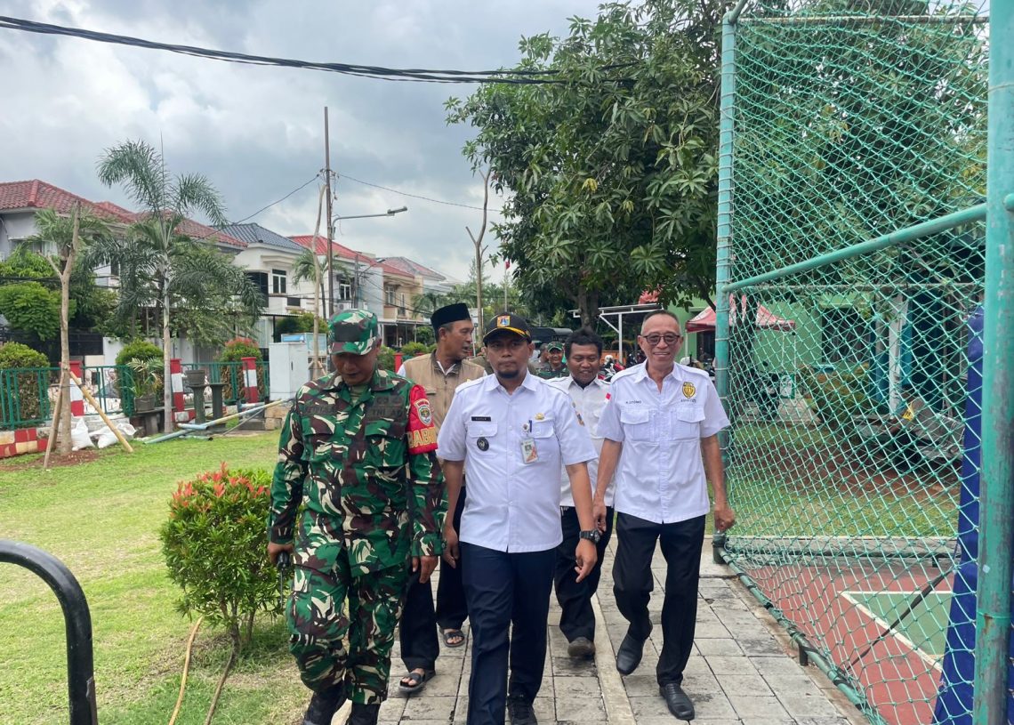 Ahok Dampingi Lurah Semanan Pantau TPS di Perumahan Semanan Indah